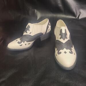 Coconuts by matisse Giddy up black and white filigree ankle boots size 9.5